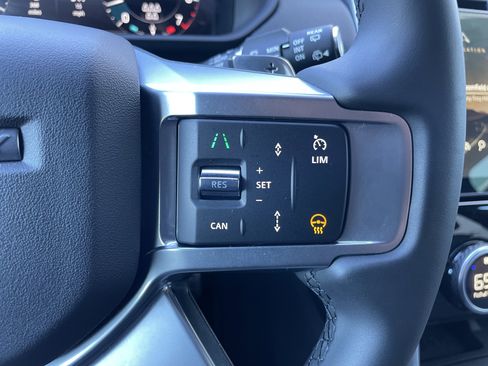 Certified 2024 Land Rover Discovery Dynamic SE image 22