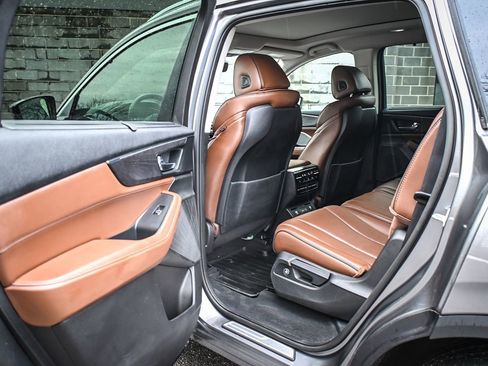 Used 2023 Acura MDX SH-AWD w/ Advance Package image 12