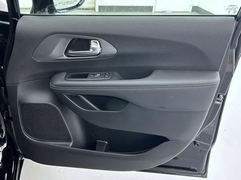 New 2026 Chrysler Pacifica Select image 16
