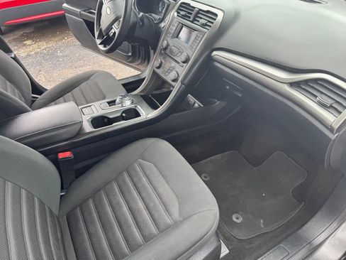 Used 2017 Ford Fusion SE FWD image 18