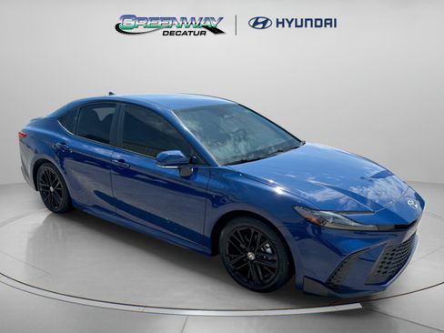Used 2025 Toyota Camry SE FWD image 1