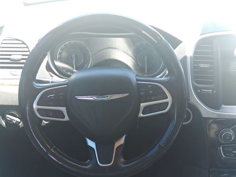 Used 2018 Chrysler 300 Limited RWD image 21