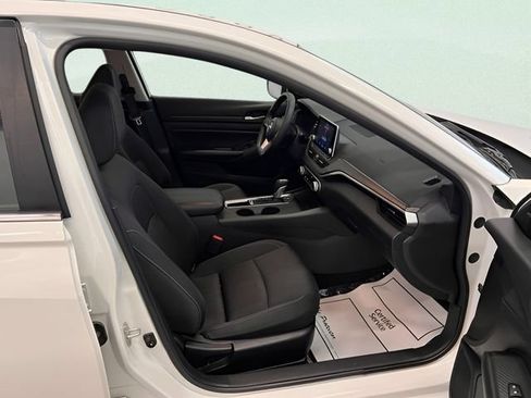 Used 2025 Nissan Altima 2.5 SV FWD image 8