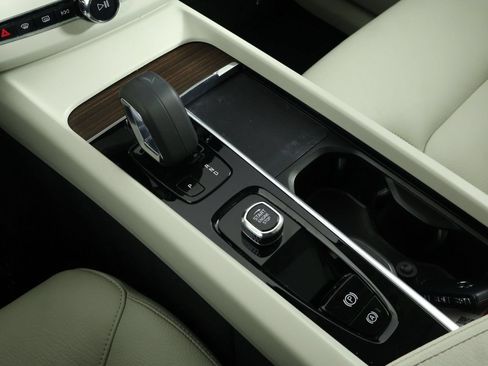 Certified 2022 Volvo XC60 B5 Momentum w/ Climate Package FWD image 15