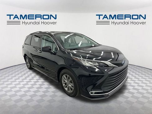 Used 2023 Toyota Sienna XLE image 7