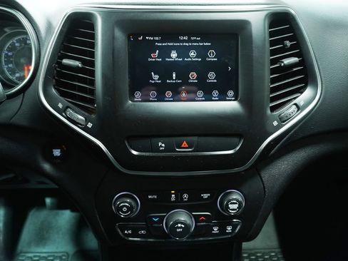 Used 2019 Jeep Cherokee Latitude Plus AWD/4WD image 16