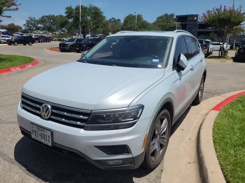 Used 2018 Volkswagen Tiguan SEL Premium FWD image 2