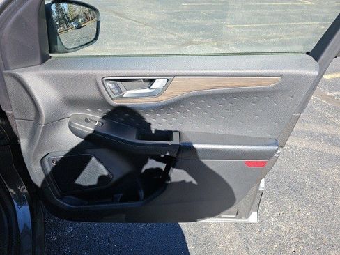 Used 2020 Ford Escape Titanium image 15