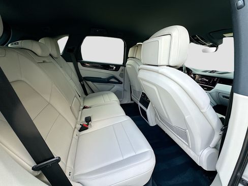 Used 2023 Porsche Cayenne Platinum Edition AWD/4WD image 22