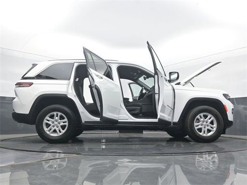 Used 2024 Jeep Grand Cherokee Laredo image 61