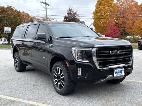 Used 2023 GMC Yukon XL AT4 w/ Technology Package image 3