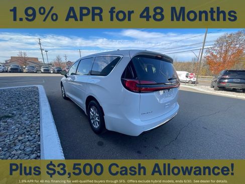 New 2026 Chrysler Pacifica Select FWD image 8