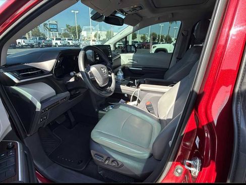 Used 2021 Toyota Sienna XLE w/ XLE Plus Package image 3