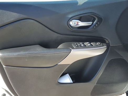 Used 2019 Jeep Cherokee Limited image 26