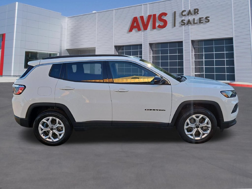 Used 2025 Jeep Compass Latitude AWD/4WD image 4