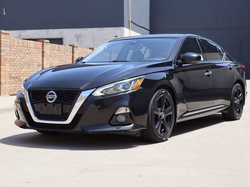 Used 2020 Nissan Altima 2.5 Platinum FWD image 2