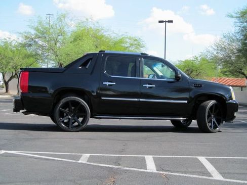 Used 2011 Cadillac Escalade EXT image 5