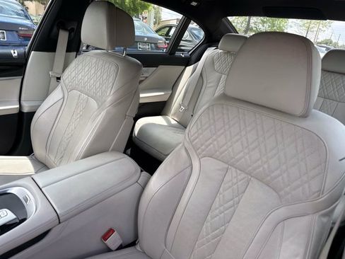 Used 2021 BMW 750i xDrive w/ Executive Package AWD/4WD image 19