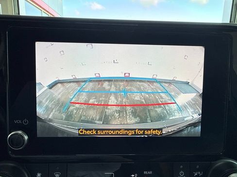 Used 2023 Toyota Highlander XLE FWD image 28