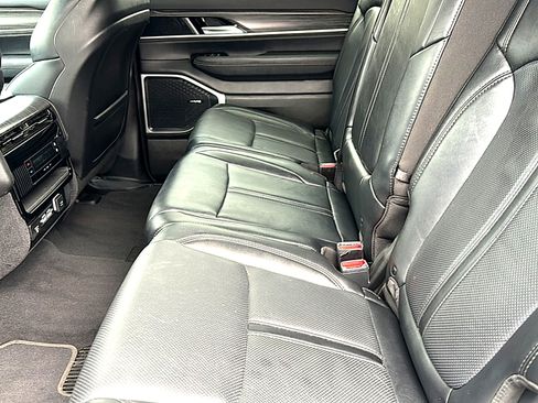 Used 2024 Jeep Wagoneer L Series II image 18