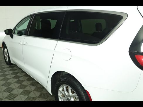 Used 2024 Chrysler Pacifica Touring-L FWD image 17