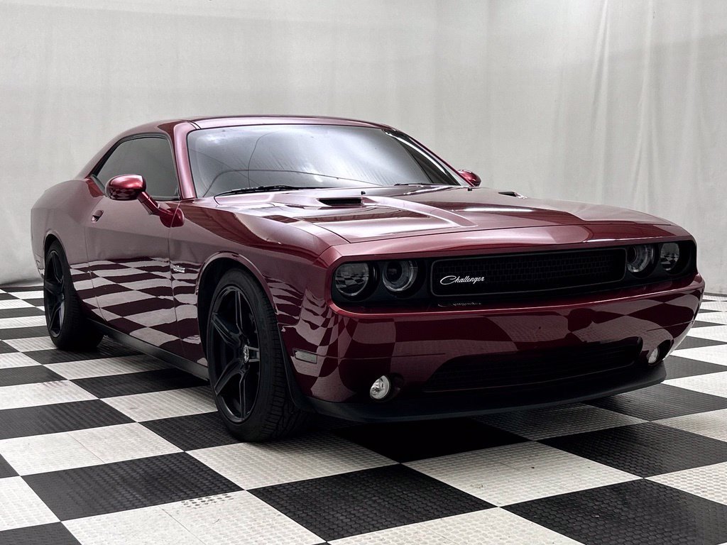 Used 2014 Dodge Challenger SXT RWD image 2