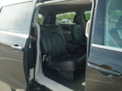 Used 2023 Chrysler Pacifica Touring-L FWD image 21