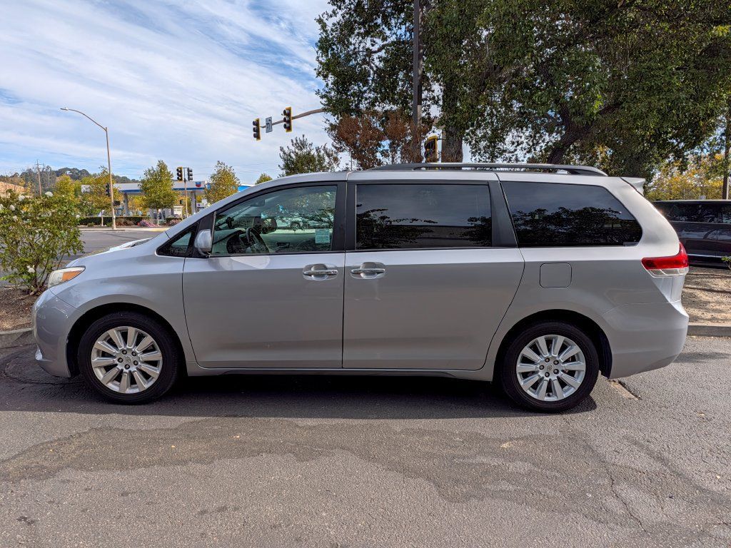Used 2011 Toyota Sienna Limited w/ Premium Pkg AWD/4WD image 2