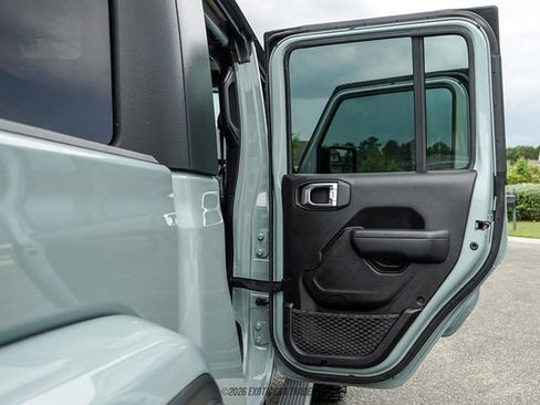 Used 2023 Jeep Gladiator Sport AWD/4WD image 34