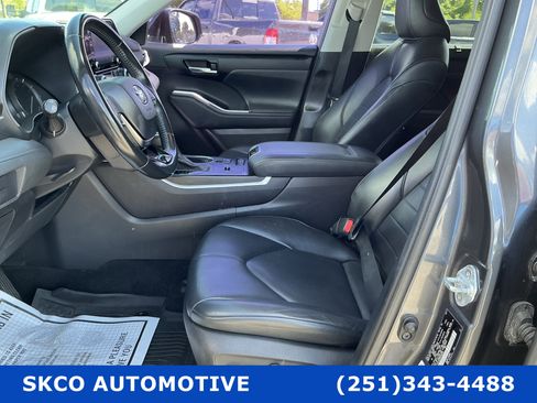 Used 2021 Toyota Highlander XLE image 11