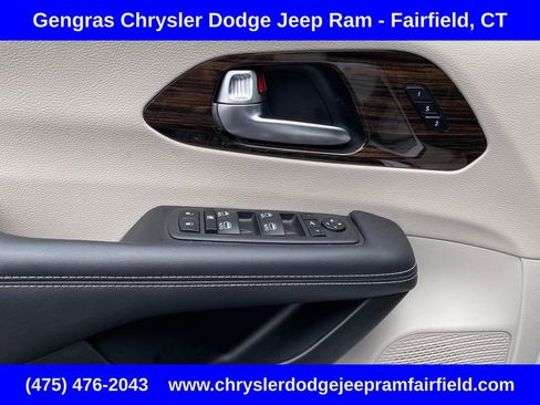 Certified 2024 Chrysler Pacifica Limited FWD image 12
