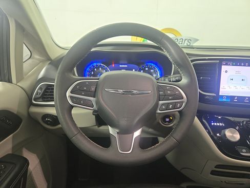 Used 2022 Chrysler Pacifica Touring-L image 16