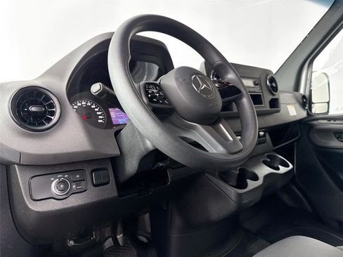 Used 2022 Mercedes-Benz Sprinter 3500 image 4