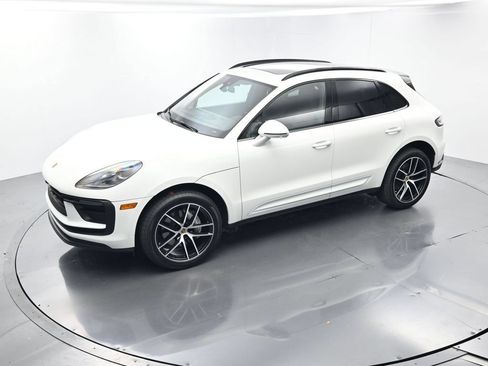 Certified 2023 Porsche Macan AWD/4WD image 34