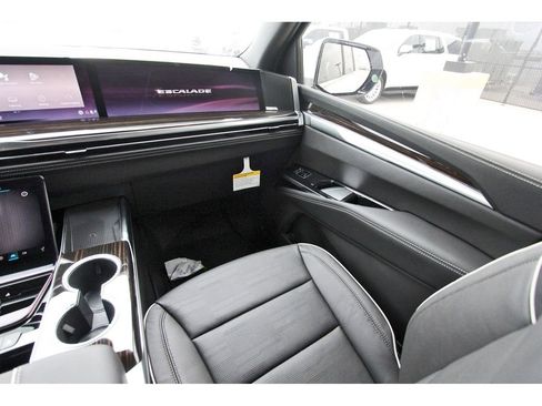 New 2026 Cadillac Escalade ESV Luxury w/ Touring Package AWD/4WD image 10