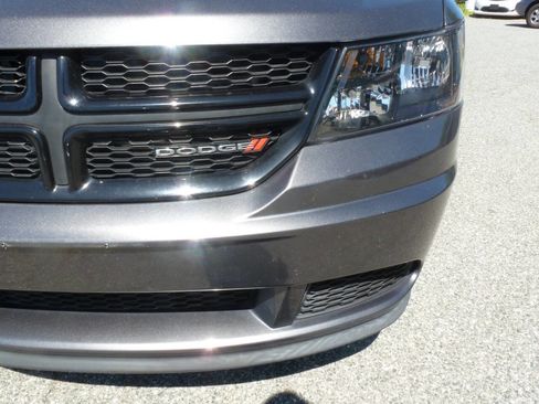 Used 2018 Dodge Journey SE w/ Connectivity Group FWD image 3