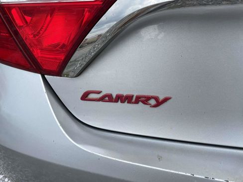 Used 2017 Toyota Camry SE w/ Moonroof Package FWD image 12