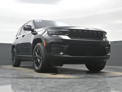 Used 2025 Jeep Grand Cherokee Altitude AWD/4WD image 35