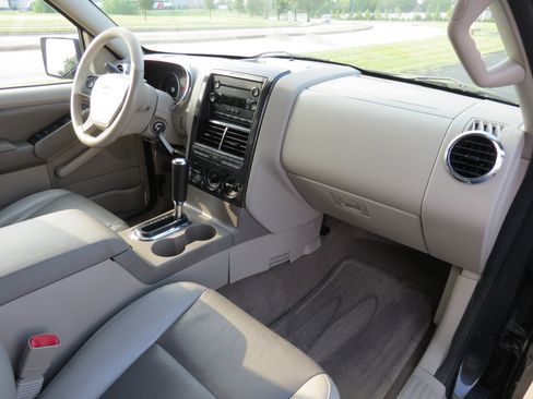 Used 2007 Ford Explorer XLT RWD image 25