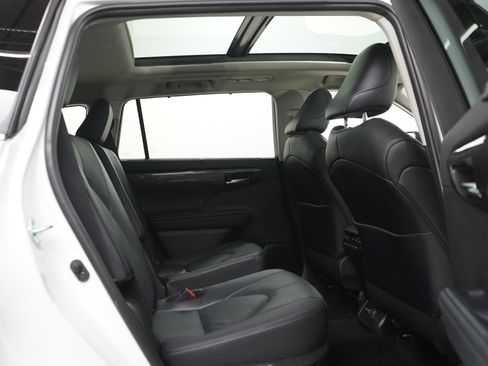 Used 2025 Toyota Highlander Platinum AWD/4WD image 13