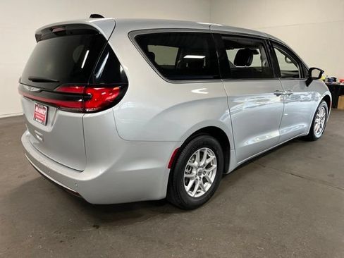 Used 2024 Chrysler Pacifica Touring-L FWD image 3