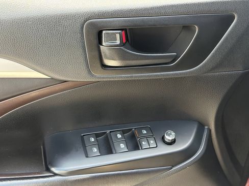 Used 2019 Toyota Highlander Plus FWD image 7