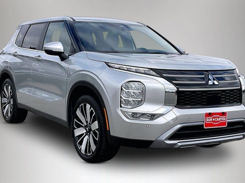 Used 2025 Mitsubishi Outlander SE image 1