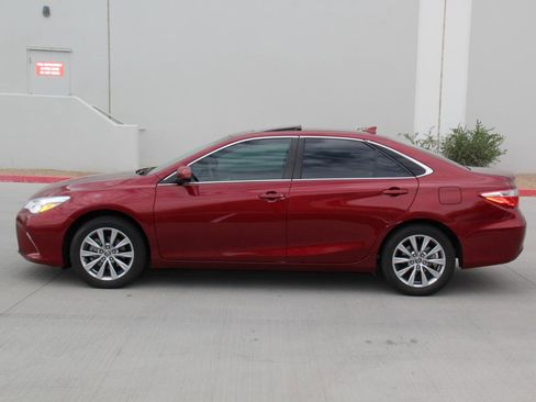 Used 2017 Toyota Camry XLE w/ Moonroof Package image 8