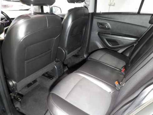 Used 2021 Chevrolet Trax LT w/ Midnight Edition FWD image 8