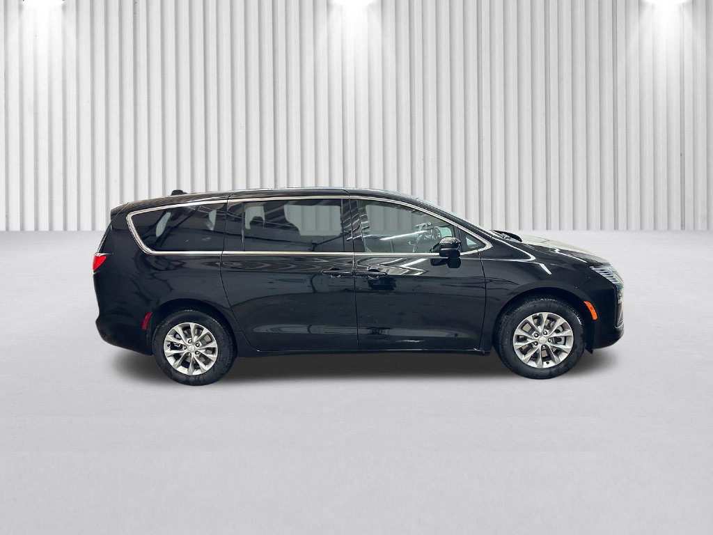 New 2027 Chrysler Pacifica Select AWD/4WD image 3