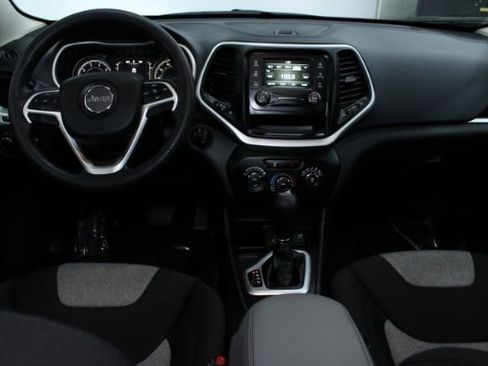 Used 2014 Jeep Cherokee Sport FWD image 2
