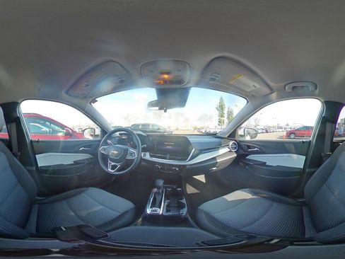 Used 2025 Chevrolet Trax LT w/ LT Convenience Package image 41