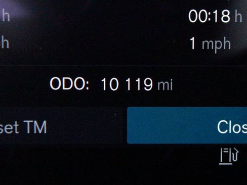 Certified 2025 Volvo XC60 B5 Plus image 5