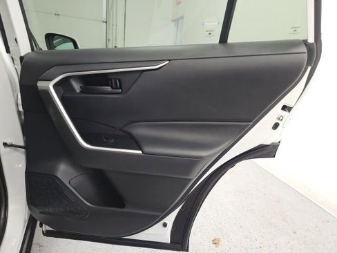 Certified 2020 Toyota RAV4 LE image 33